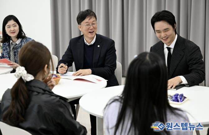 이민근 안산시장(가운데)이 13일 한부모가족 통합지원센터를 방문하고 센터 종사자 및 이용자들과 대화를 나누고 있다.