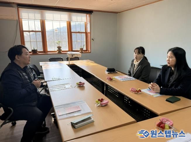 신현주 화성특례시 돌봄복지국장이 장애인 거주시설 생활공간을 둘러보며 현장을 점검하고 있다