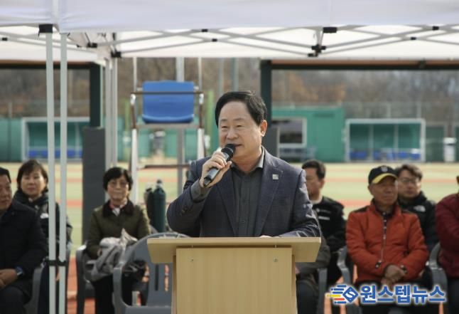 남양주시협회장기 테니스대회에서 선수들을 격려하고 있는 주광덕 시장