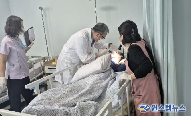 과천시가 시립요양원 입소자를 대상으로 구강검진을 하는 모습