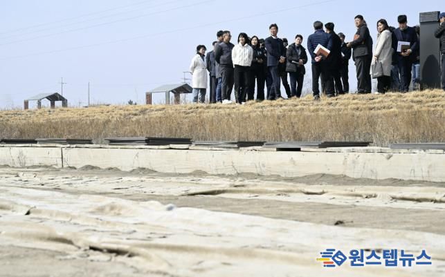 이민근 안산시장(사진 왼쪽 네번째)이 16일 대부도 동주염전 체험장 조성지를 방문해 현장 시설을 점검하고 있다.