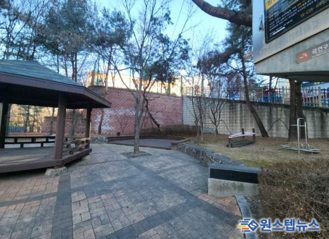 기흥구는 마북초 후문 앞 쉼터를 정비해 정원형 휴게공간으로 조성한다. 사진은 마북초 후문 앞 쉼터