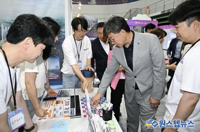 이민근 안산시장(오른쪽 두번째)이 2025년 6월 20일 청년 창업 경진대회에서 청년들과 이벤트 게임을 진행하고 있다