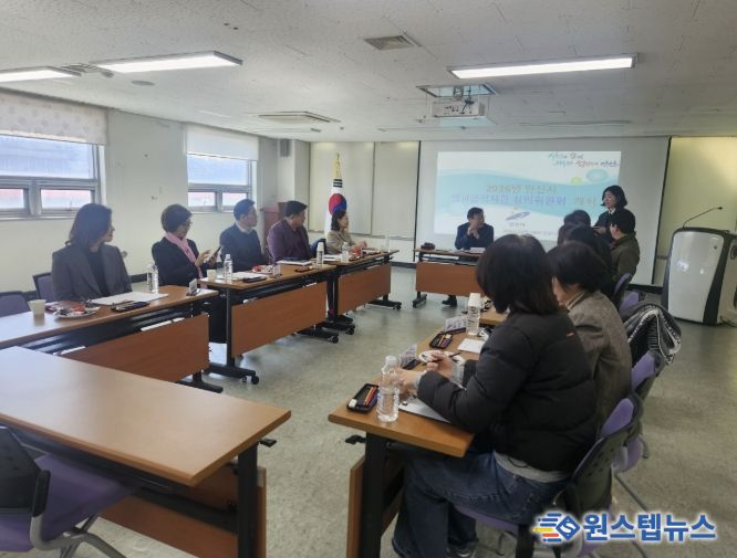 이억배 농업기술센터소장이 19일 농업기술센터에서 '학교급식지원심의위원회'를 주재하고 있다