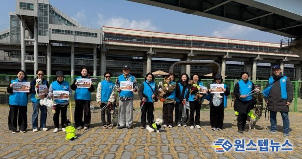 20일 안양천 반려동물 놀이터 일대에서 반려견과 함께하는 펫플로깅 봉사단 '기후반려견'의 2026년 1분기 정기 활동을 진행하고 기념사진을 촬영하고 있다.