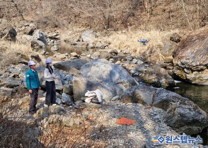 수동계곡 일대에서 드론 촬영을 진행 중인 김상수 부시장