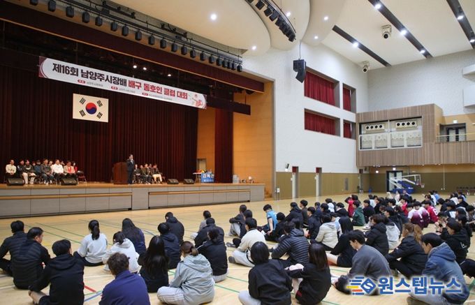 클럽리그 배구대회에서 인사말씀을 전하는 주광덕 시장