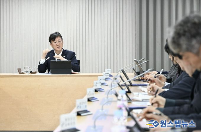 이민근 안산시장이 20일 디지털전환허브에서 진행된 현장간부회의에서 주요 전략사업의 진행 상황을 점검하며 부서 간 협력 방안을 논의하고 있다.