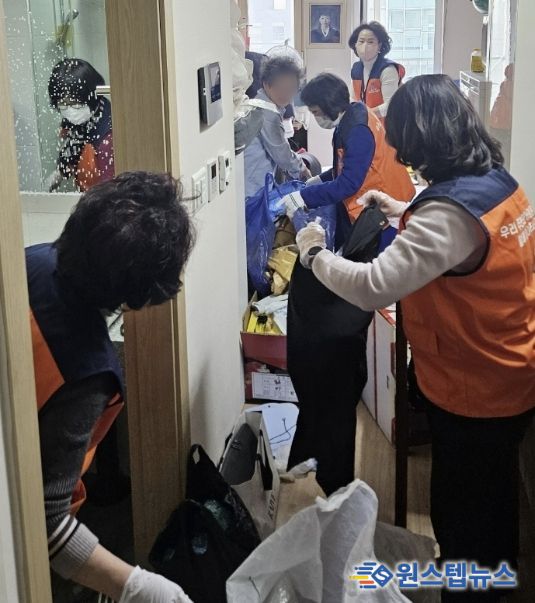 수원시 영통구 광교1동, 복지사각지대 홀몸 어르신 가구 방문… 말벗·주거환경 정비 지원