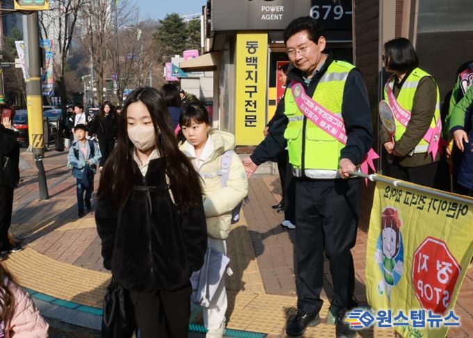 이상일 용인특례시장이 23일 기흥구 동막초등학교 앞에서 교통지도봉사를 하고 있다