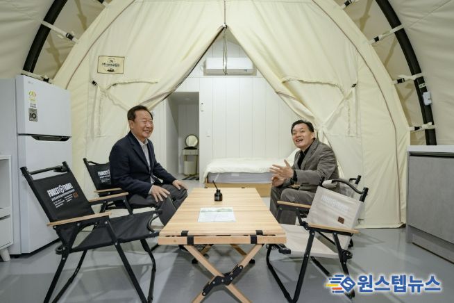 지난해 10월 청량산 수원캠핑장 개장식에 참석한 이재준 수원특례시장(오른쪽)과 박현국 봉화군수가 웃으며 대화를 나누고 있다.