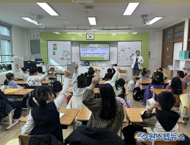 17일 안산서초등학교에서 '짝꿍 치아건강교실'이 진행중이다.