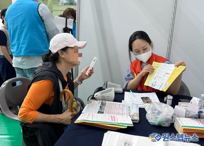 지난해 일자리박람회에서 '내 혈압·혈당 알기 캠페인'을 진행하고 있다.