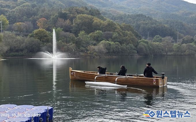마장호수에서 킹카누 운행중인 모습