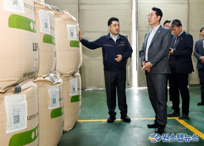 정명근 화성특례시장이 25일 관내 보온재 제조업체를 방문해 원재료 수급상황을 점검하고 있다.