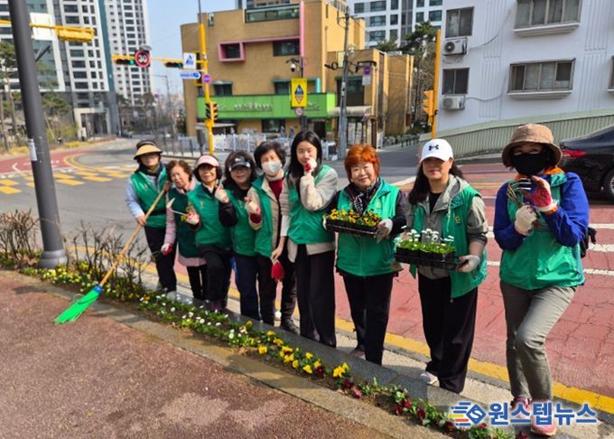광명시 광명7동 새마을부녀회가 26일 쾌적하고 아름다운 마을 환경을 조성하기 위해 ‘시민참여 꽃심기 운동’에 나섰다.