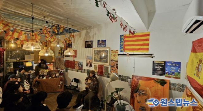 스페인삼촌에서 열리는 기타 공연