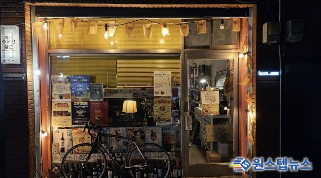 스페인삼촌 전경, 주황색등이 아늑한 분위기를 낸다.