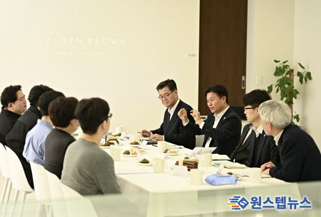 부천시 관계자와 엔와이푸드 관계자가 차담회를 나누고 있다.