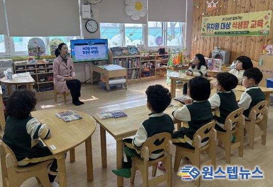 ‘내가 지구를 사랑하는 방법’그림책 동화책에 대해 이야기나누고 있다.