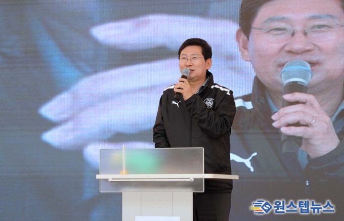 28일 동백호수공원에서 열린 동백2동 주민자치 작품발표회에 참석한 이상일 시장이 축사를 하고 있다