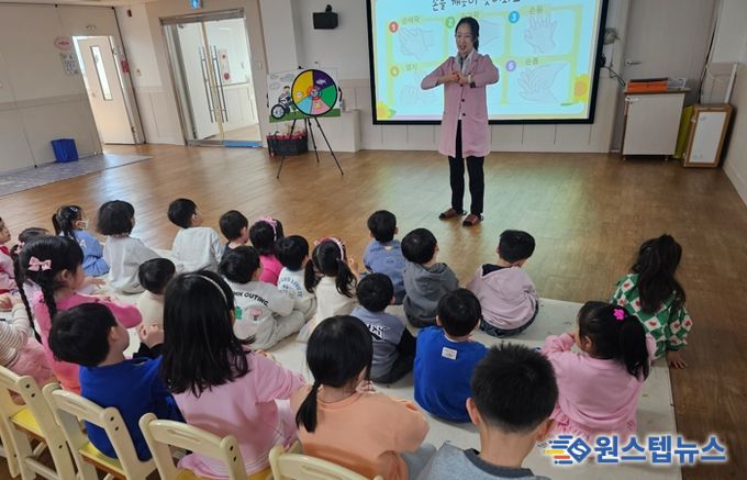 어린이집에서 도담도담 건강교실을 진행하고 있는 모습