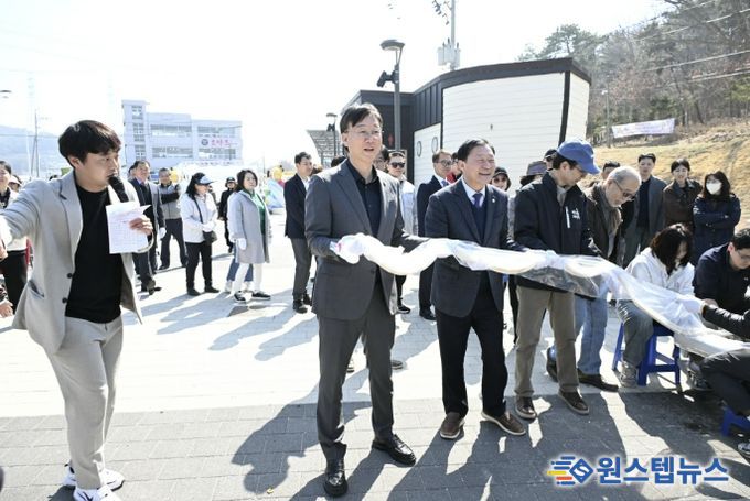 이민근 안산시장(왼쪽 두번째)이 28일 대부북동 구봉도 일원에서 진행된 '봄맞이 골목상권 축제'에서 가래떡 나눔행사에 참여하고 있다.