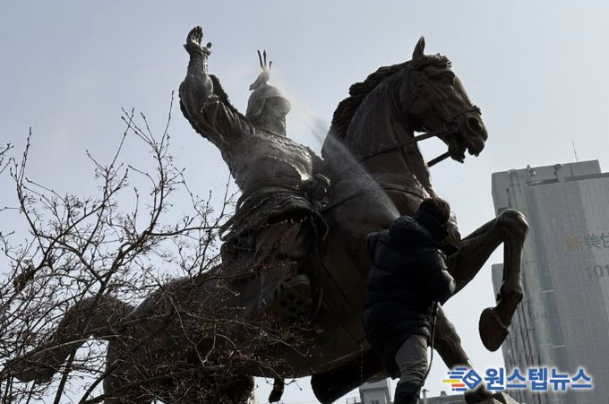 수원시 장안구, ‘우리공원 새빛 새단장’ 새봄맞이 동상 세척 실시