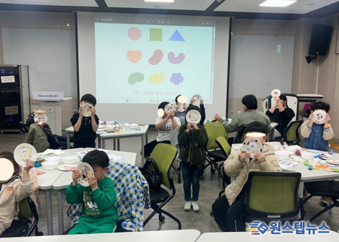 지난 30일 평생학습원에서 드림스타트 아동 13명과 함께 '나만의 그릇 만들기' 원데이 클래스가 진행 중이다.