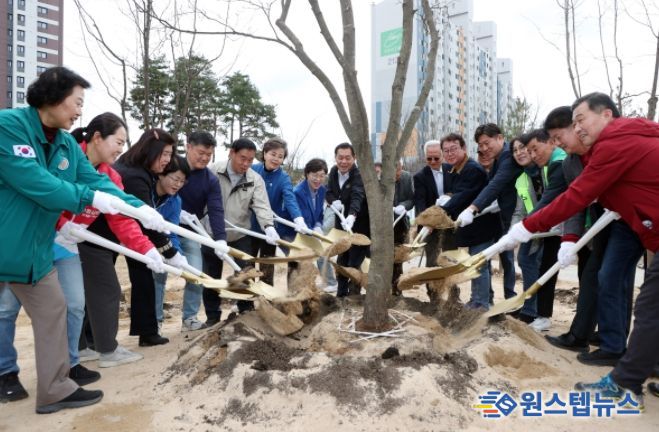 이재식 수원특례시의회 의장이 31일 대유평공원에서 열린 「제81회 식목일 기념 나무심기 행사」에 참석해 시민 및 관계자들과 함께 기념 식수를 하고 있다.
