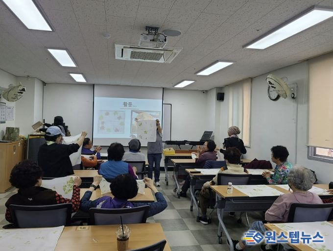 지난해 3월 황송 노인종합복지관에서 탄소중립 교육 중 하나로 봄 식물로 손수건 만들기 활동 진행 중이다.