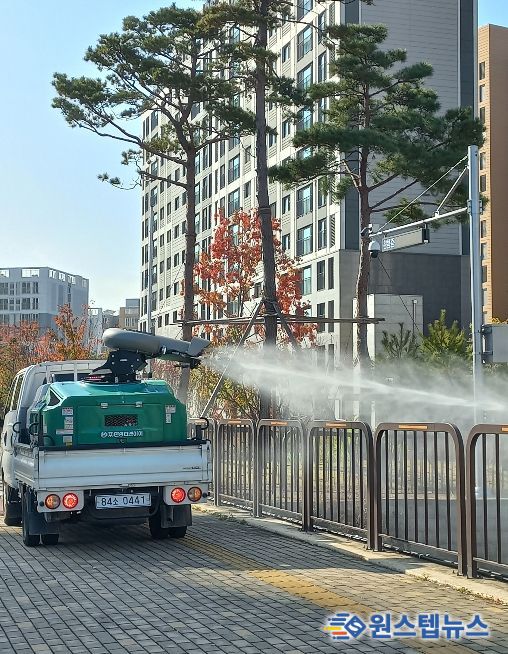 화성특례시 방역소독차량이 생활권 주변에서 친환경 방역소독을 실시하고 있다