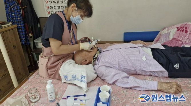 용인특례시 보건소 거동불편 어르신 대상 방문 구강관리 모습