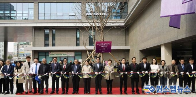 이상일 용인특례시장이 1일 열린 '보정미르휴먼센터 개관식'에서 기념사를 하고 있다.