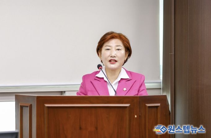 안산시의회 현옥순 의원이 지난달 24일 제1상임위원실에서 열린 제302회 임시회 문화복지위원회에서 자신이 대표 발의한 ‘안산시 반려견 순찰대 지원 조례안’에 대해 발언하고 있다.