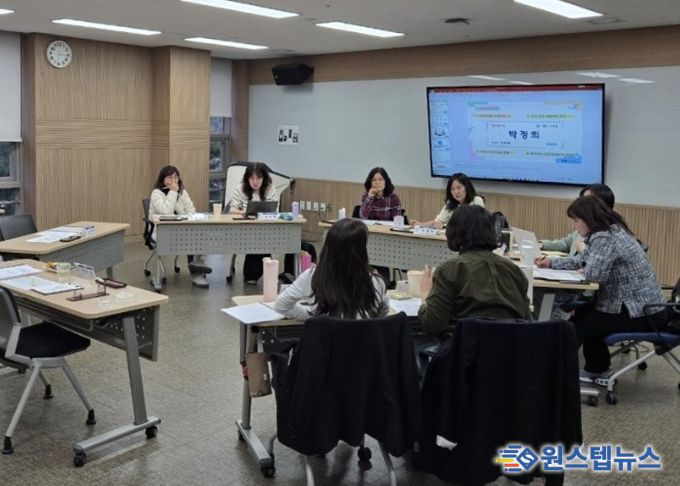 지난 3월 30일 광명시 평생학습원에서 '학교로 찾아가는 민주시민교육'을 위한 강사 간담회를 진행하고 있다.