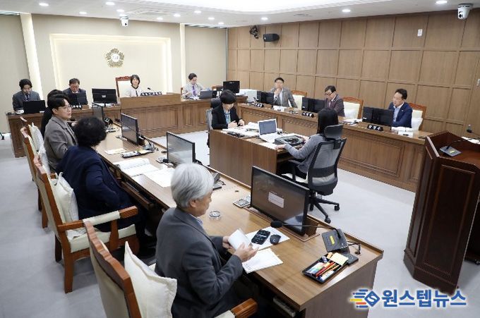 수원특례시의회 기획경제위원회가 제400회 임시회에서 조례안 등 주요 안건을 심사하고 있다.