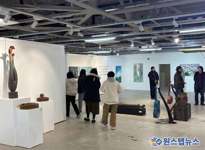 파주 평화뮤지엄 에스(S)827, 봄 햇살 따라 시민들로 북적