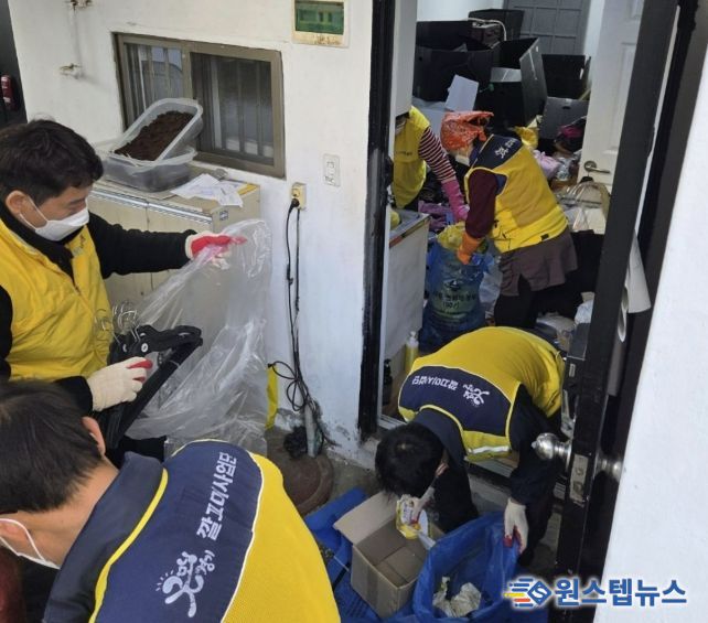 수원시 팔달구 화서1동 지역사회보장협의체, 쓰레기 적치 위기가구 주거환경 개선 지원