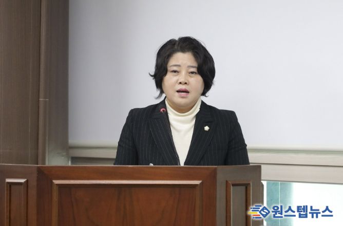 ‘안산시 전세사기 예방 및 안전전세 관리단 운영 조례안’을 대표 발의한 김진숙 의원이 지난달 24일 의회 제3상임위원실에서 열린 제302회 임시회 도시환경위원회에서 조례안에 대해 설명하고 있다.