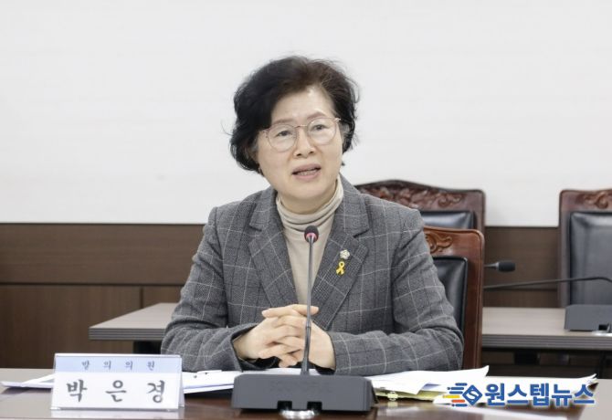 안산시의회 박은경 의원이 지난 24일 제302회 임시회 도시환경위원회에서 ‘안산시 현수막의 친환경 소재 사용 촉진 및 재활용 활성화 조례안’에 대해 제안 설명하고 있다.
