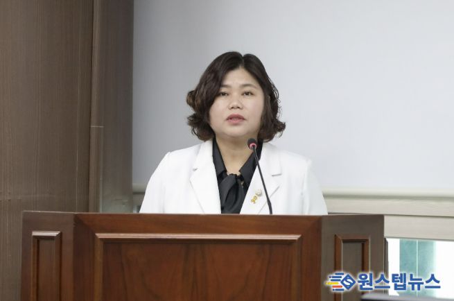 안산시의회 박은정 의원이 지난 24일 제3상임위실에서 열린 제302회 임시회 도시환경위원회에서 ‘안산시 지역건설산업 활성화 촉진 조례 일부개정조례안’에 대해 설명하고 있다.