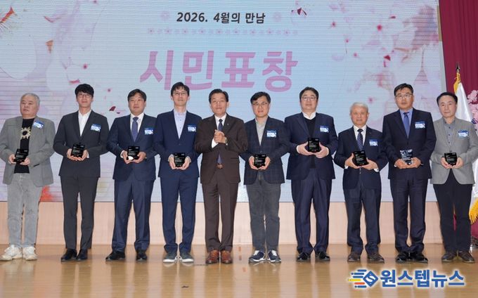 이재준 수원시장(왼쪽 5번째)이 성실납세자들과 기념촬영을 하고 있다.