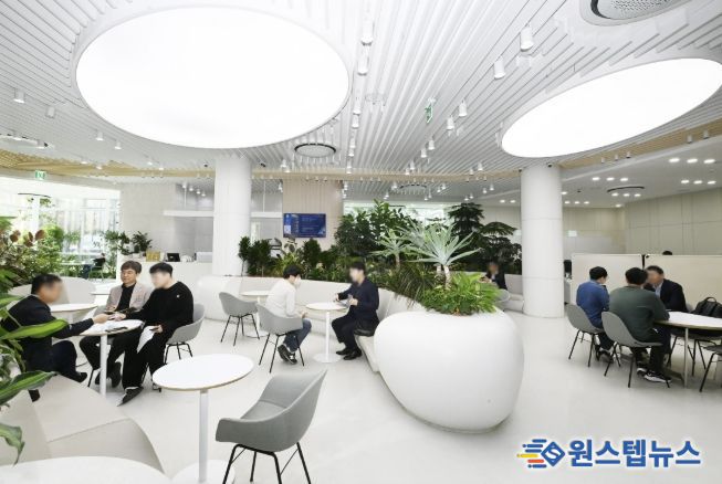 새빛민원실 베테랑팀장은 민원 서비스 혁신의 본보기가 됐다. 새빛민원실에서 민원인과 상담하는 베테랑팀장.