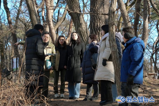 정초립 의원(가운데)이 북한산 둘레길 일대 현장을 방문해 서울시청·국립공원공단·강북구청 관계자들과 함께 둘레길 환경 정비 및 개선 방안을 논의하고 있다.