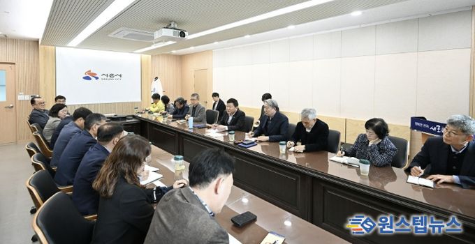 박승삼 시장 권한대행이 6일 시청에서 긴급 간부회의를 열고 발언을 하고 있다