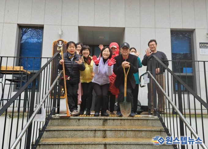 광명시 광명5동 주민자치회는 지난 6일 식목일과 봄을 맞아 너부대공원에서 영산홍 심기 행사를 진행했다.