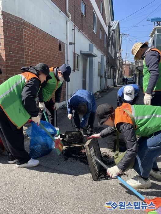 의정부시 가능동 자율방재단, 집중호우 대비 빗물받이 정화 나서
