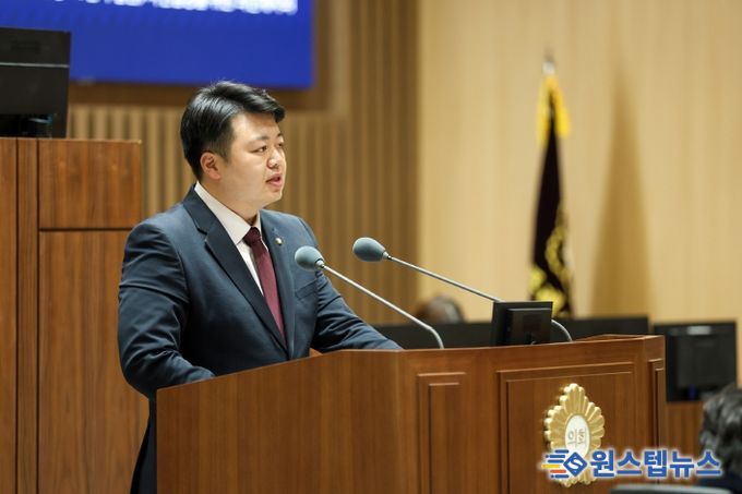 배지환 수원특례시의회 의원이 제400회 임시회 제2차 본회의에서 5분 자유발언을 하고 있다.