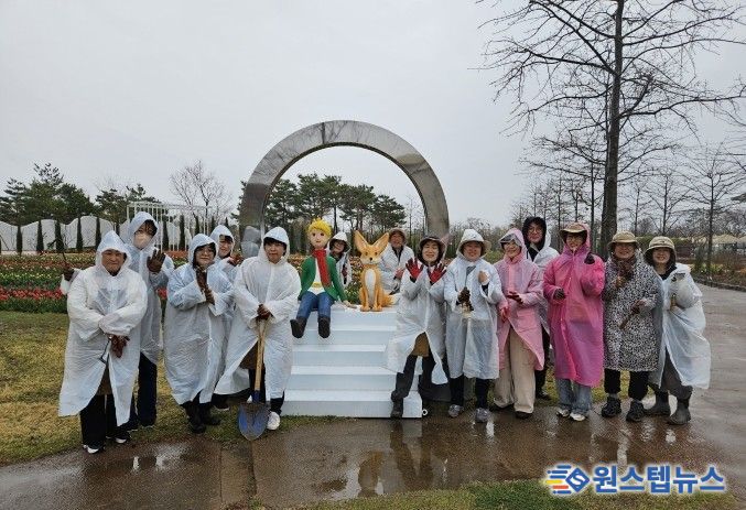 평택시민정원사, 봄비 속 봄꽃 심기로 정원에 생기 더해